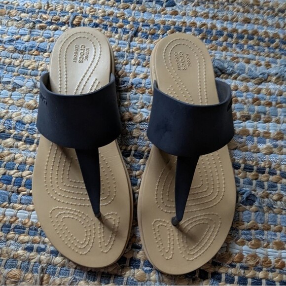 Crocs Black Tan Thong Flip Flops Sandals 7 Lightweight Comfort Minimalist Beach - Picture 2 of 7